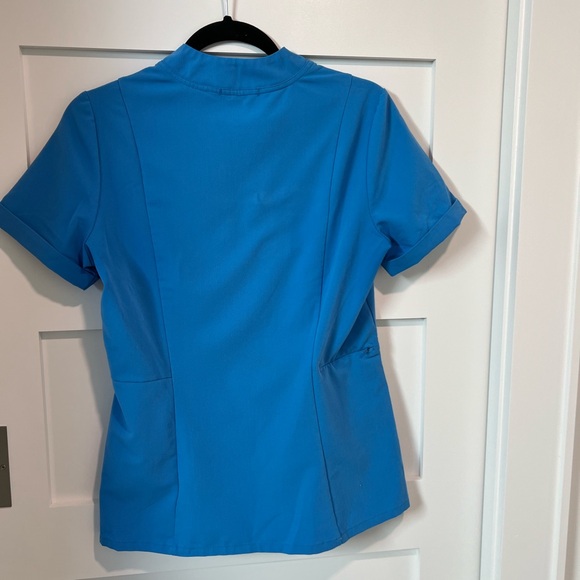 FIGS. Limited edition. Women Capri Blue Siaya. Scrub top - Picture 6 of 9